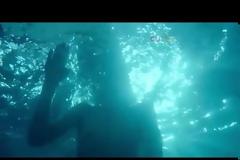 Η Εύα Χερτζίκοβα γυμνή μόνο με τα... τακούνια της