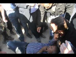 Φωτογραφία για Απίστευτα επεισόδια έξω από το στρατόπεδο στη Φλώρινα! Τραυματίστηκε ο Δήμαρχος Αμυνταίου! ΒΙΝΤΕΟ