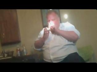 Φωτογραφία για ΒΙΝΤΕΟ - ΣΚΑΝΔΑΛΟ: Δήμαρχος παίρνει ναρκωτικά on camera [video]