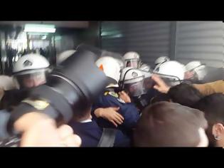 Φωτογραφία για ΕΛ.ΑΣ.: ΔΙΚΟΓΡΑΦΙΑ ΚΑΙ ΓΙΑ ΤΑ ΕΠΕΙΣΟΔΙΑ ΕΞΩ ΑΠΟ ΣΥΜΒΟΛΑΙΟΓΡΑΦΕΙΟ ΤΗΣ ΘΕΣΣΑΛΟΝΙΚΗΣ