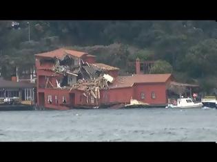 Φωτογραφία για Βίντεο: Φορτηγό πλοίο επεσε πάνω σε κτίριο στο Βόσπορο!